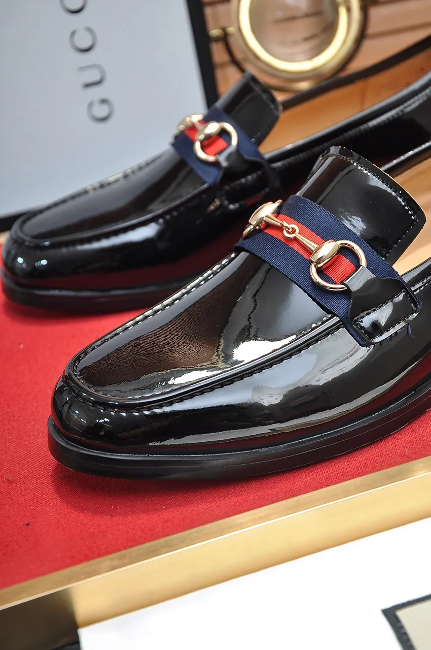 Men's shoes💰540💶Italy's top luxury men's shoe giant (GUCCI) (Gucci) (full cowhide lining) new arrival🍃Original European style🔰 Pleasant to the eye😍In order to make the shoes more durable and non-deformable🌀The production continues to follow traditional methods but there is still no lack of innovation💪The original open-edge beaded cowhide is chosen for the leather♻️ Smooth and natural And extra bright ⭐Made of imported cowhide, the first choice of rich people 38-45 (45 customized)